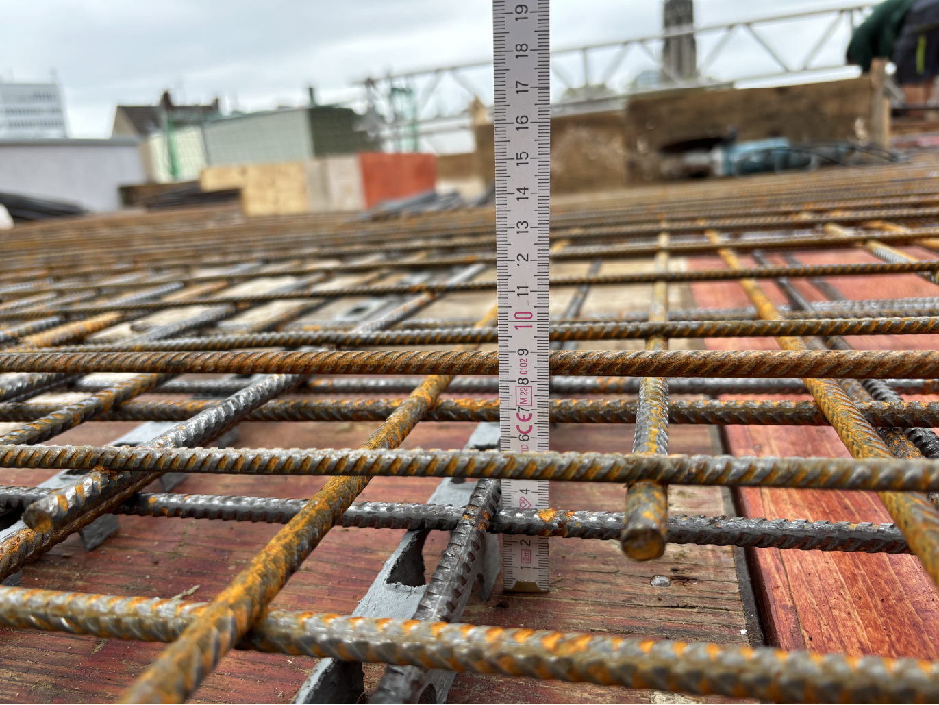 Messung der Bewehrung auf Baustelle mit Zollstock – Baubegleitung und Qualitätskontrolle durch Bausachverständiger Fuhrmann