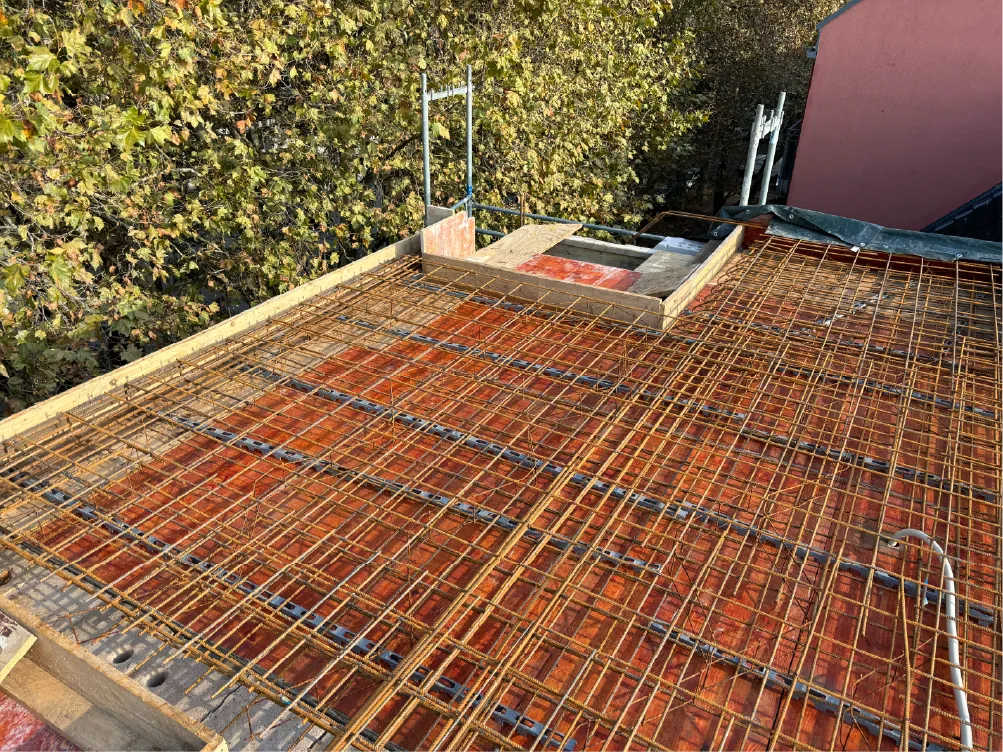 Bewehrung einer Betondecke vor dem Betonieren bei der Baukontrolle