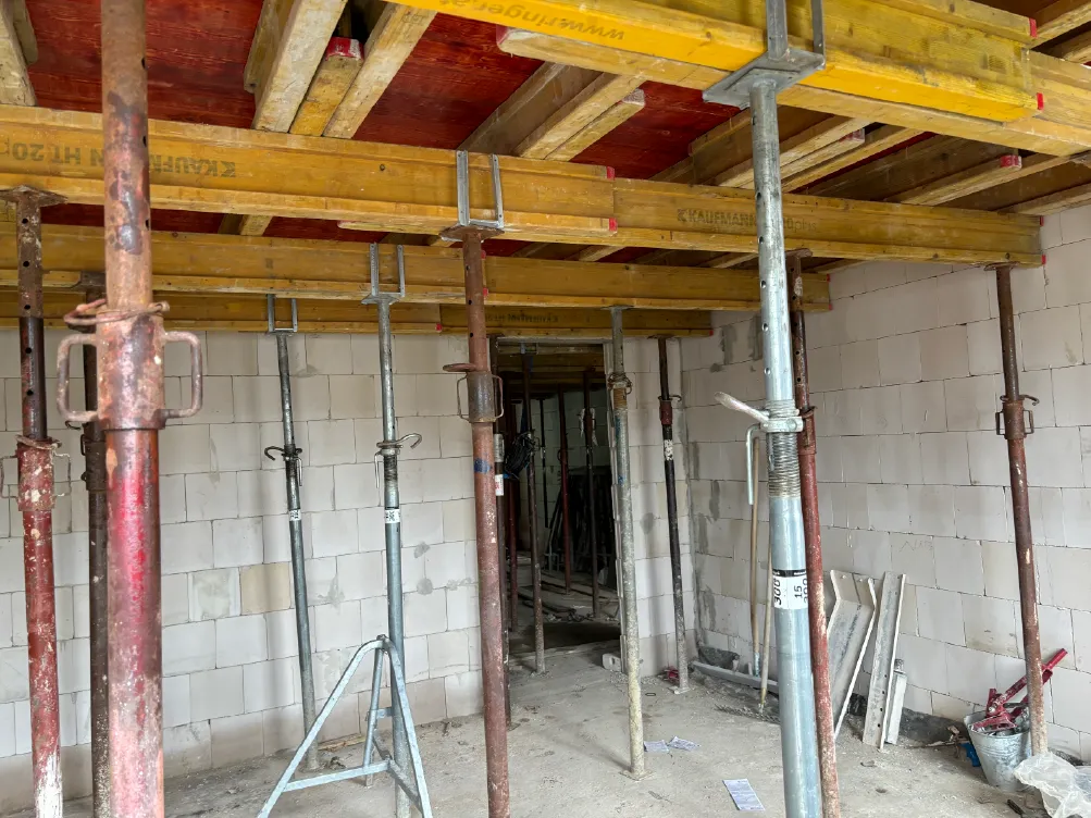 Abstützung einer Betondecke mit Baustützen bei der Bauüberwachung