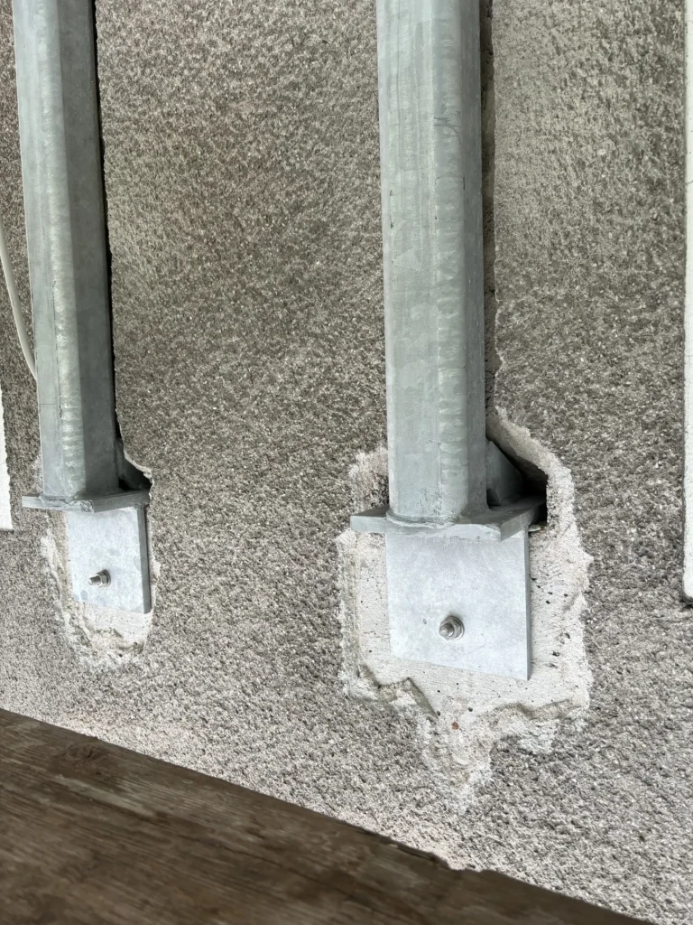 Stahlstützenbefestigung an Fassade – Detail zur baulichen Ausführung und Begutachtung durch Sachverständigen