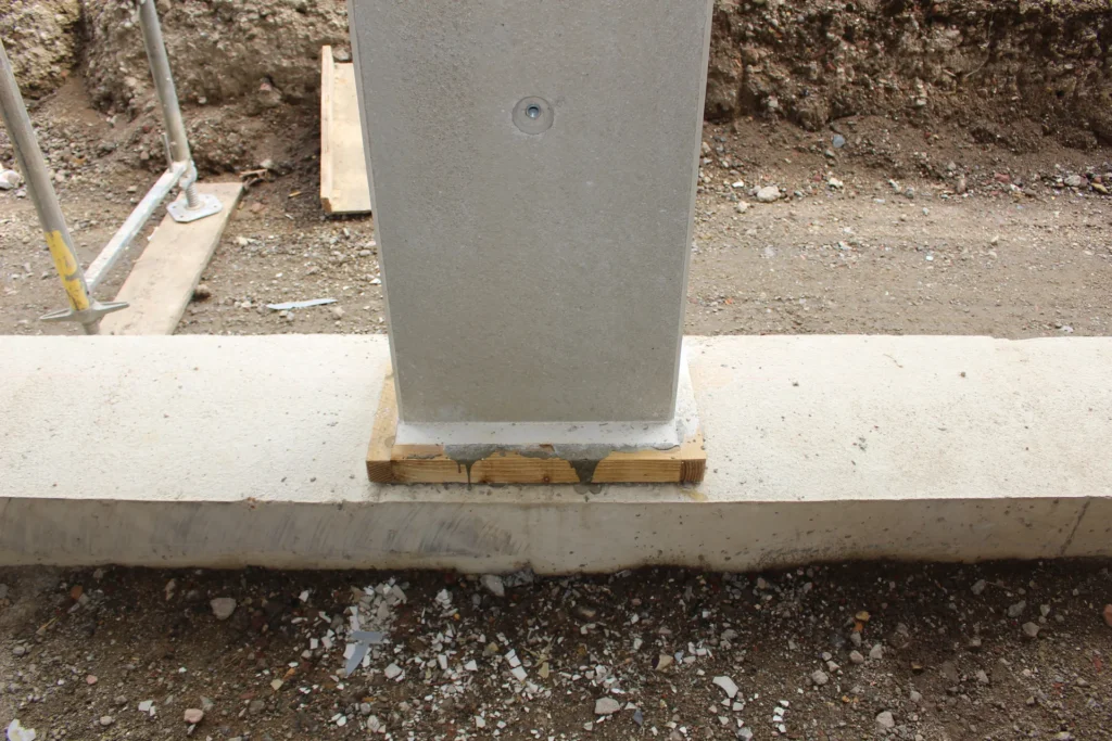 Stahlstütze auf Betonfundament – Detail der Befestigung und baulichen Ausführung zur Begutachtung