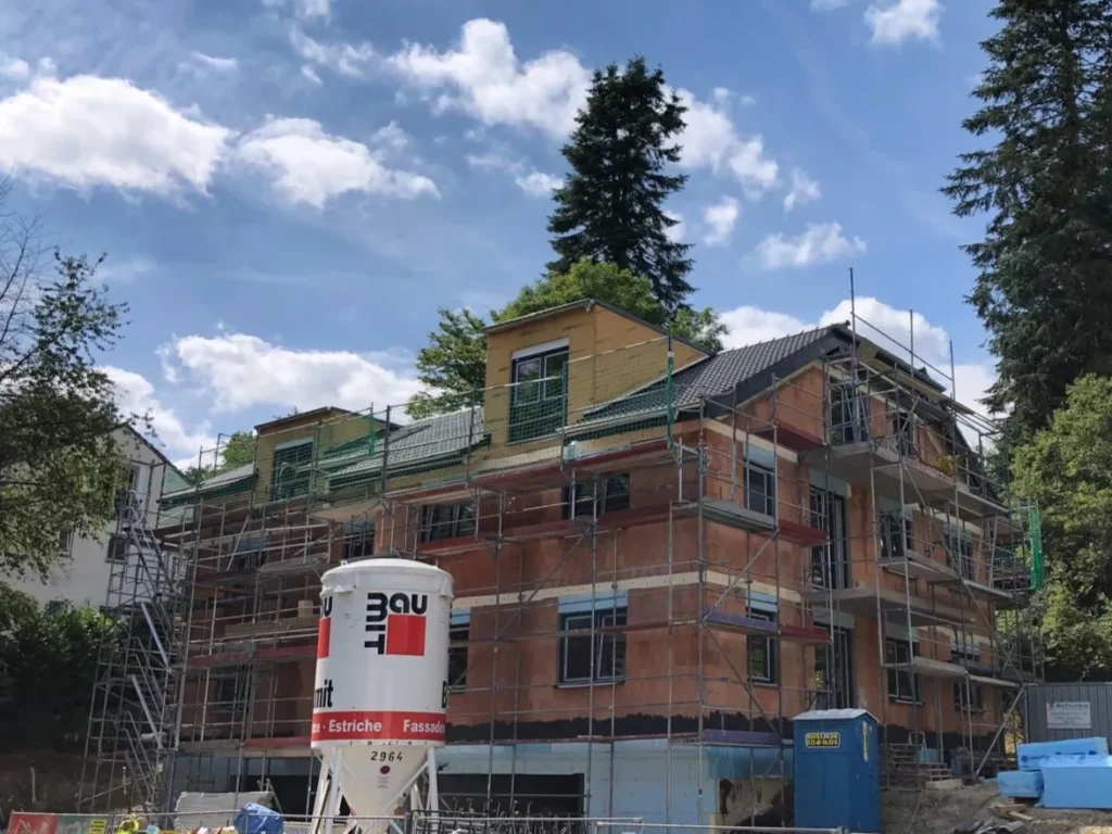 Mehrfamilienhaus im Bau mit Gerüst – baulicher Zustand und Ausführung zur Begutachtung durch Sachverständigen