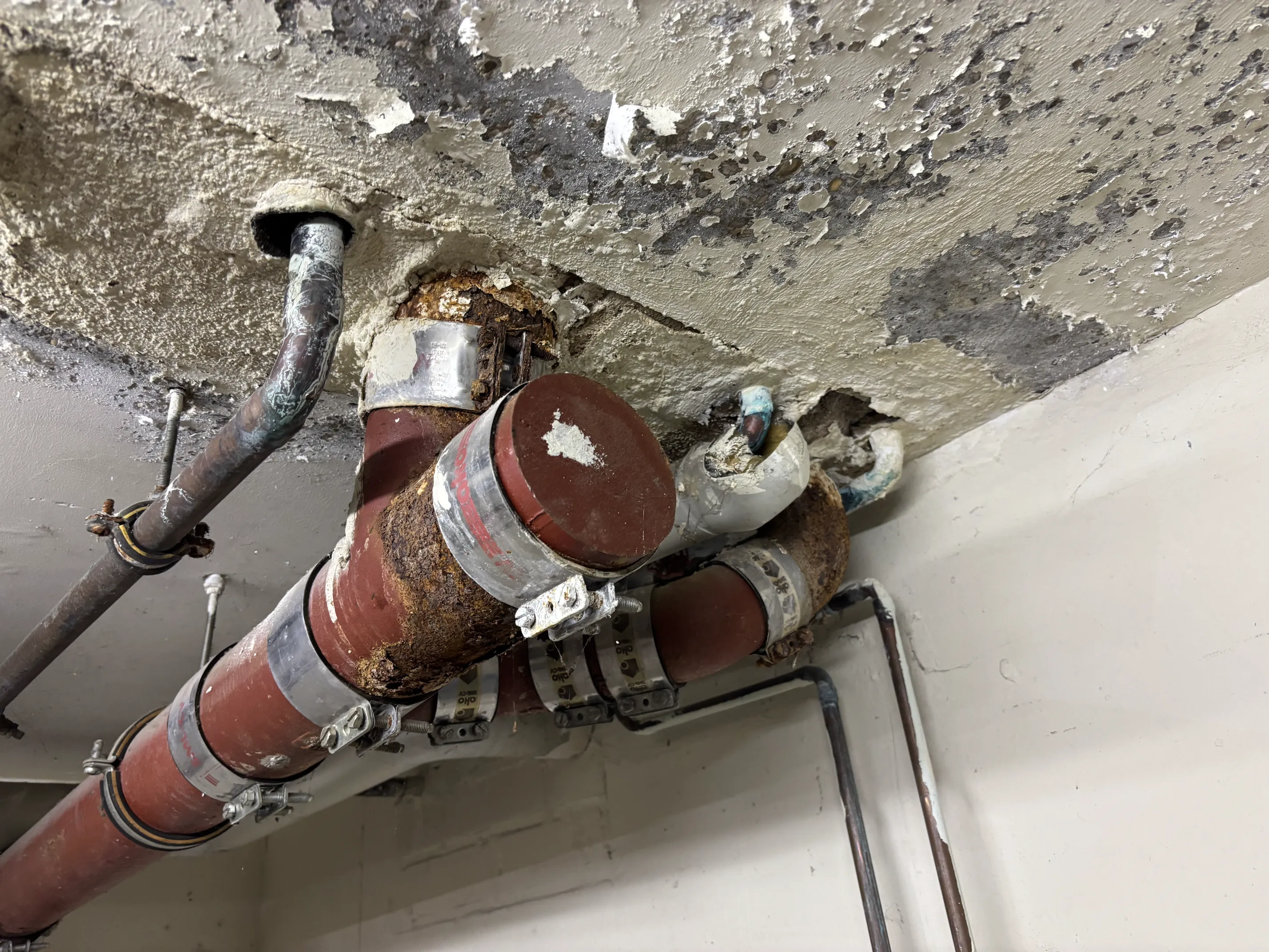 Korrodierte Wasserleitungen mit Feuchtigkeitsschäden und Schimmelbildung an der Decke – Bauschaden Begutachtung