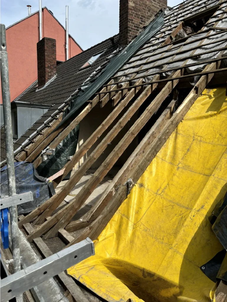 Beschädigter Dachstuhl mit freigelegter Konstruktion nach Bauschaden